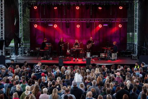 Zdjęcie przedstawia koncert Kaśki Sochackiej, który odbył się w ramach cyklu wydarzeń Faktoria Kultury 2022 w Pruszczu Gdańskim